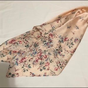 Silk baby’s breath flower detailing baby pink scarf 🌸